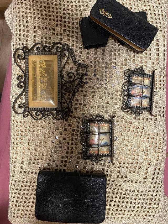 Lote religioso: marcos y libros