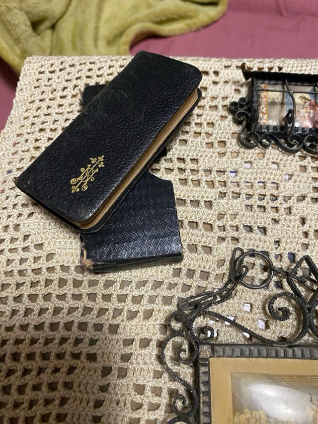 Lote religioso: marcos y libros