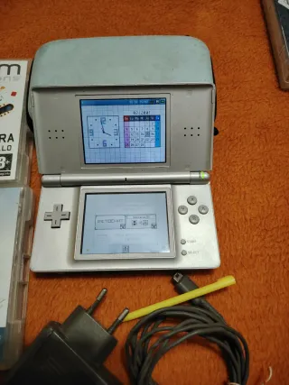 Consola Nintendo DS  en Plata Completa Cargador