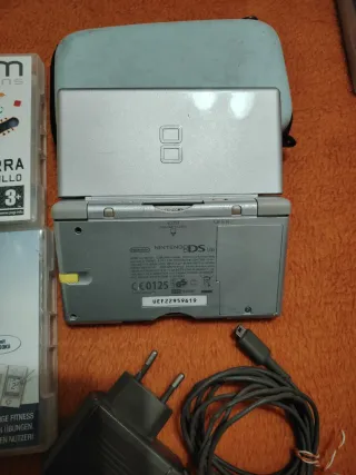 Consola Nintendo DS  en Plata Completa Cargador