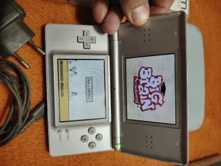 Consola Nintendo DS  en Plata Completa Cargador