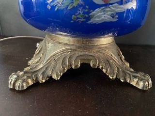 Candeeiro de mesa ,base em ferro e vidro azul