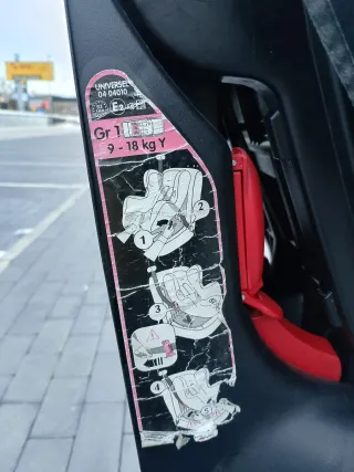 Silla de coche infantil roja