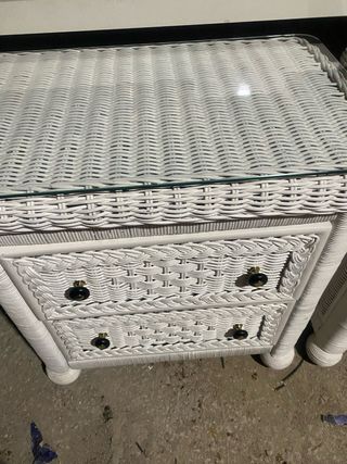 Conjunto de mimbre blanco con mesitas