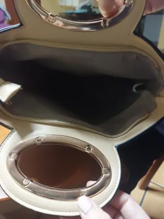 Bolso Guess Color beige