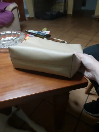 Bolso Guess Color beige