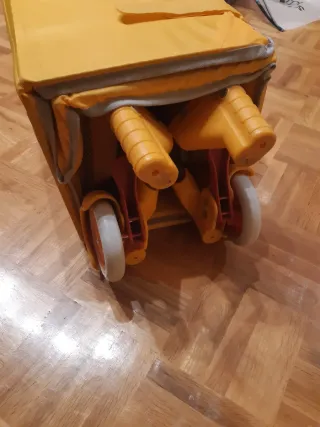 Cuna de viaje gris y amarilla