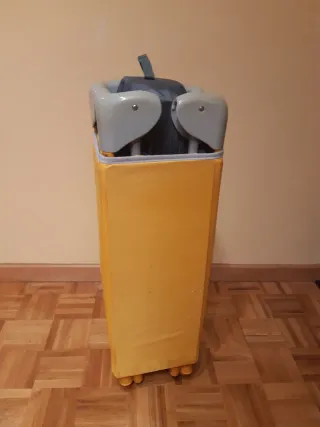 Cuna de viaje gris y amarilla