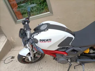 Ducati Monster 796 Blanca y Roja