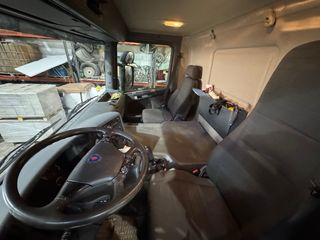SCANIA P360 3 ejes piso móvil.