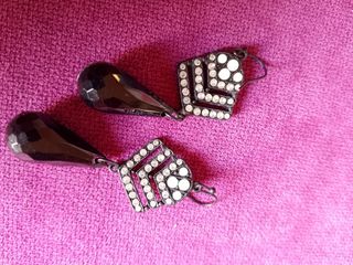 Pendientes negros y plateados