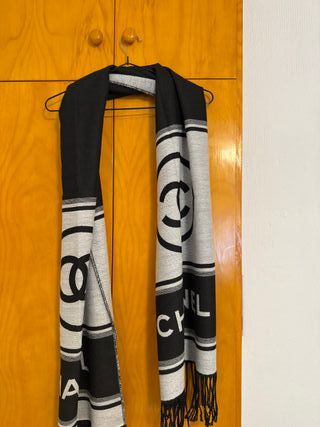 Bufanda Chanel Logo CC y Nombre