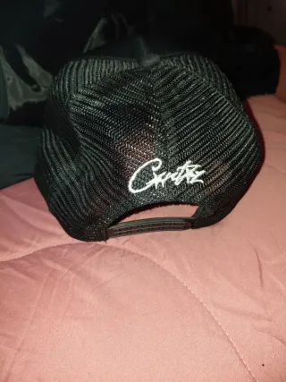 Gorra negra con diseño de yate y estrellas