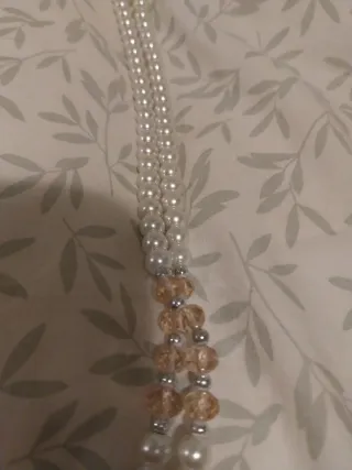 Collar de perlas con flor rosa
