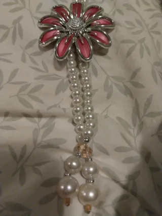 Collar de perlas con flor rosa