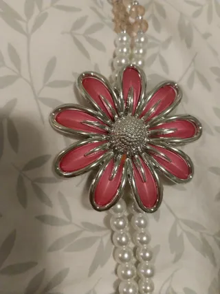 Collar de perlas con flor rosa