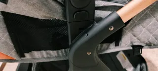 Carrito de bebé gris con detalles dorados