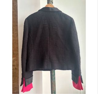 Chaqueta Chanel Negra con Detalles Rosas