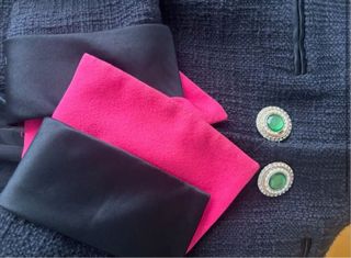 Chaqueta Chanel Negra con Detalles Rosas