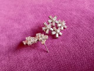 Pendientes plateados con diseño floral