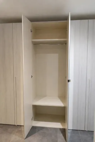 Armario 6 puertas batientes con espejo central.