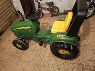 Tractor de pedales verde jhondeere