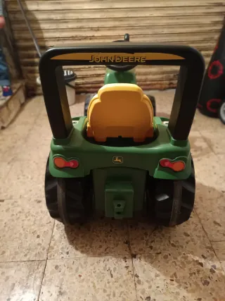 Tractor de pedales verde jhondeere