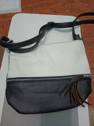 Bolso bandolera blanco y negro