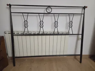 Cabecero de cama de forja negro y madera