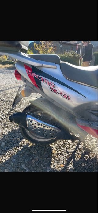 Moto 49cc Hyosung Plata y Rojo