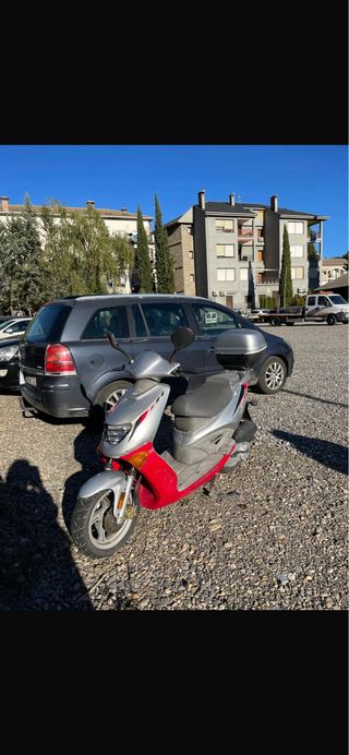 Moto 49cc Hyosung Plata y Rojo