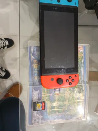 Nintendo Switch Azul/Rojo + Juego Pokémon