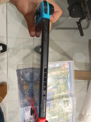 Nintendo Switch Azul/Rojo + Juego Pokémon