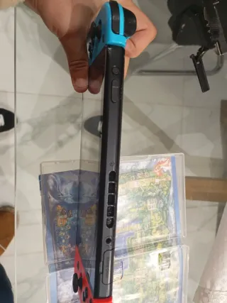 Nintendo Switch Azul/Rojo + Juego Pokémon