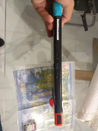 Nintendo Switch Azul/Rojo + Juego Pokémon