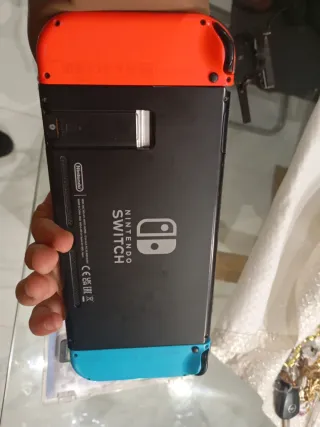 Nintendo Switch Azul/Rojo + Juego Pokémon