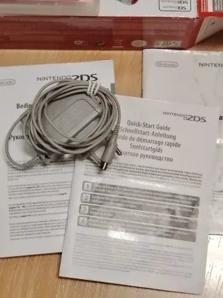 Consola Nintendo 2DS Roja/Blanca + Caja + Juegos