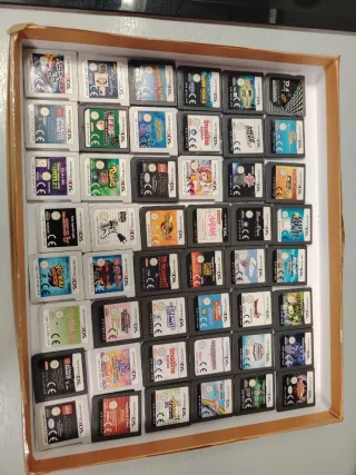 Consola Nintendo 2DS Roja/Blanca + Caja +  2 Juego