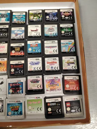 Consola Nintendo 2DS Roja/Blanca + Caja +  2 Juego