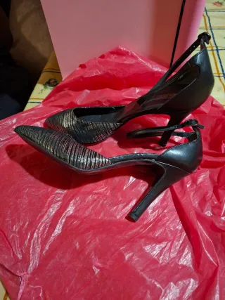 Zapatos de tacón plateados y negros