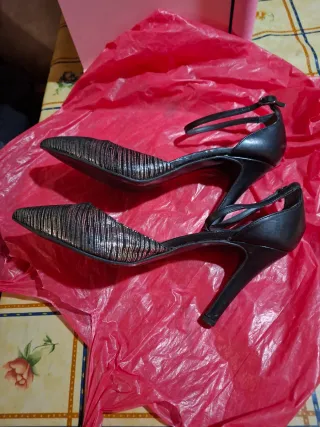 Zapatos de tacón plateados y negros
