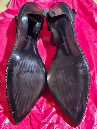 Zapatos de tacón plateados y negros