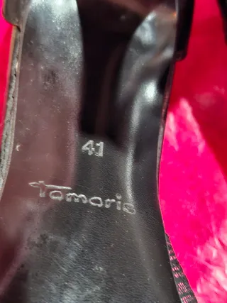 Zapatos de tacón plateados y negros