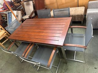 Mesa y 6 sillas de exterior