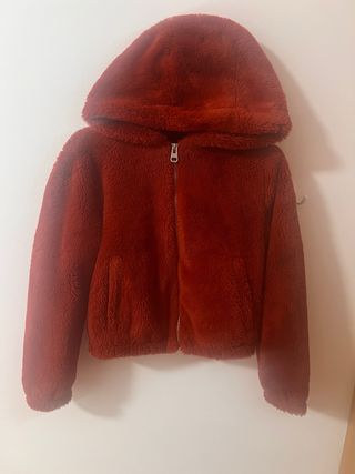 Abrigo peludo burdeos