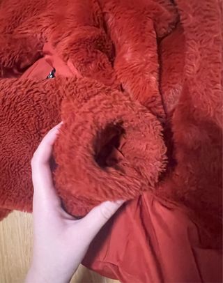 Abrigo peludo burdeos