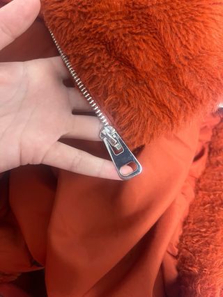 Abrigo peludo burdeos