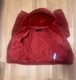 Abrigo peludo burdeos