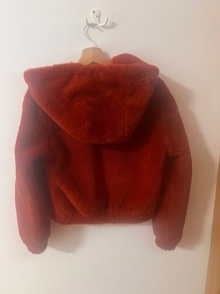 Abrigo peludo burdeos