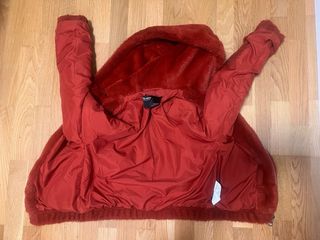 Abrigo peludo burdeos